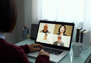 Fire personer på skjermen av en videosamtale.