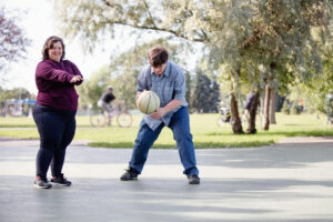 To ungdommer spiller ball i en park.